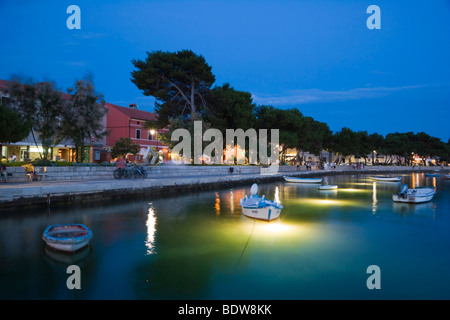 Port de Fazana et Titova Riva, crépuscule, Istrie, Croatie, Europe Banque D'Images