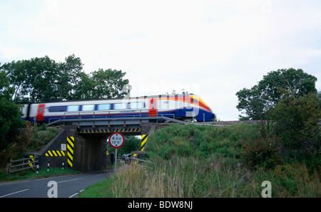 East Midlands franchise train de banlieue de passagers à destination de Londres passant sur un pont. Banque D'Images