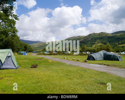 Tentes au camping dans l'Gwynnant Llyn Gwynant Nant, Gwynedd valley du nord du Pays de Galles Snowdonia UK Banque D'Images