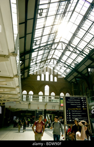 Interrior de Liverpool Street Station sur un matin d'été. Banque D'Images