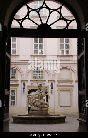 Entrée de la 18e siècle maison Primates ( Hôtel de Ville ) montrant St George et le Dragon de la fontaine. Bratislava, Slovaquie Banque D'Images