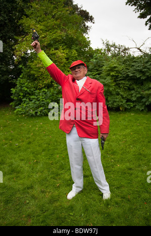 L'homme à la veste rouge avec des armes à feu pistolet de départ Banque D'Images