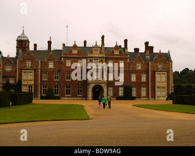 Une famille près de l'entrée principale sur le côté est de la Résidence Royale Sandringham House Norfolk UK Banque D'Images