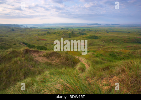 Vue des dunes à Holkham Bay sur la côte nord du comté de Norfolk Banque D'Images