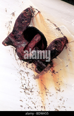 Bateau mer océan réaction chimique d'oxydation de la rouille de l'acier teinté metal Heavy weight control Banque D'Images