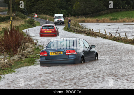 Voitures abandonnés après avoir été capturés dans les eaux de crue sur les routes près de Aberdeen, Écosse, Royaume-Uni, après de fortes pluies Banque D'Images