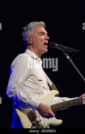 BUDAPEST-Juillet 16 : David Byrne sur scène à Millenaris, 16 juillet 2009 à Budapest, Hongrie Banque D'Images