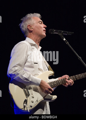 BUDAPEST-Juillet 16 : David Byrne sur scène à Millenaris, 16 juillet 2009 à Budapest, Hongrie Banque D'Images