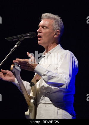 BUDAPEST-Juillet 16 : David Byrne sur scène à Millenaris, 16 juillet 2009 à Budapest, Hongrie Banque D'Images