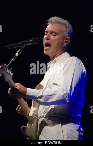 BUDAPEST-Juillet 16 : David Byrne sur scène à Millenaris, 16 juillet 2009 à Budapest, Hongrie Banque D'Images