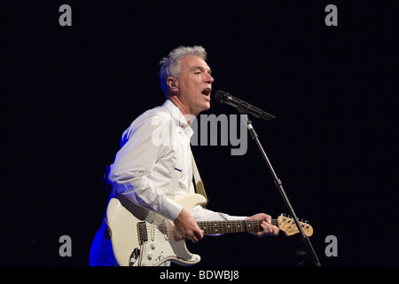 BUDAPEST-Juillet 16 : David Byrne sur scène à Millenaris, 16 juillet 2009 à Budapest, Hongrie Banque D'Images