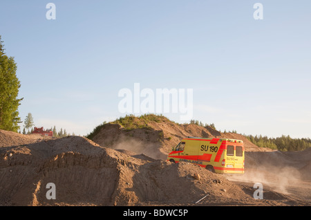 Ambulance finlandais de la conduite sur route de terre , Finlande Banque D'Images