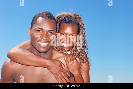 Professionnels de droit d'un couple Américain africain Smiling Outdoors Banque D'Images