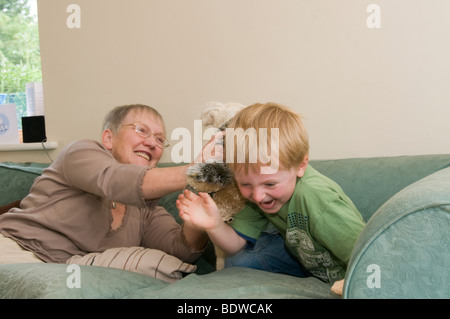 Grand-mère et petit-fils de jouer avec des jouets en peluche Banque D'Images