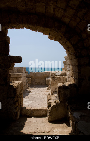 Vue à travers une arche à Césarée, en Israël Banque D'Images