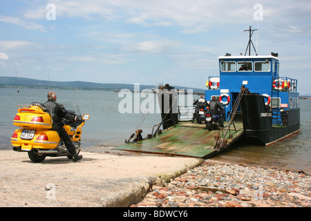 L'embarquement des touristes moto petit ferry 'Rose' à Cromarty Cromarty sur la Black Isle, Ross-shire, highlands d'Ecosse Banque D'Images