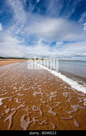 Embleton Bay, Northumbrie sur un jour d'été ensoleillé Banque D'Images