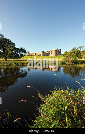 Château d'Alnwick des rives de la rivière Aln sur un matin d'été ensoleillé. Banque D'Images