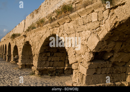 Vue de l'aqueduc à Césarée, en Israël Banque D'Images