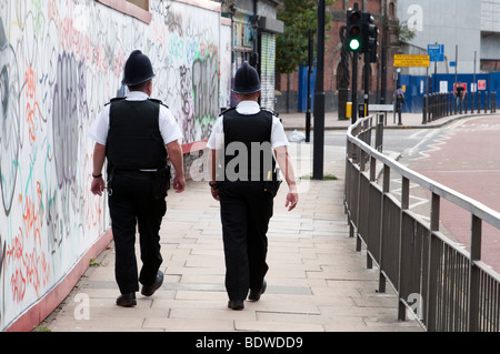 Ville policiers sur le terrain sur de Bethnal Green Road, London, England, UK Banque D'Images