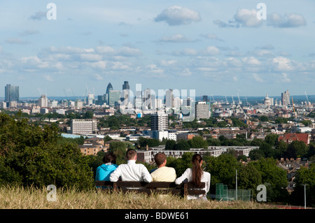 Les gens observant la vue de Londres à partir du haut de la colline du Parlement sur le règlement de Hampstead Heath, London, England, UK Banque D'Images