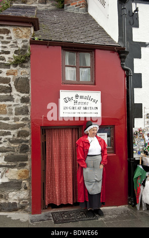 Femme en costume traditionnel gallois en face de plus petite maison en Bretagne sur quai du nord du Pays de Galles ville de Conwy Banque D'Images