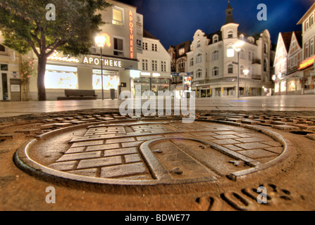 Couvercle de trou d'avec le blason de Hambourg, dans la rue commerçante Sachsentor à Bergedorf, Hambourg, Allemagne, Europe Banque D'Images