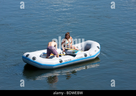 Un jeune couple sortir pour la journée sur la rivière Delaware. La rivière dans un bateau en caoutchouc. Banque D'Images