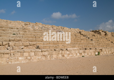 Mur en pierre est intervenu à Césarée, en Israël Banque D'Images