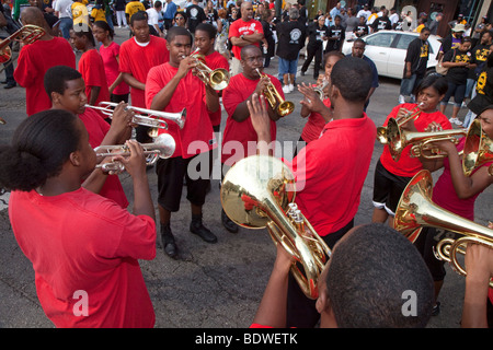 Detroit, Michigan - un high school marching band répète avant de participer au défilé de la fête du Travail. Banque D'Images