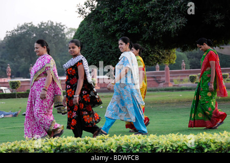 Les jeunes femmes indiennes dans un parc à Delhi, Rajasthan, Inde du nord, l'Asie Banque D'Images