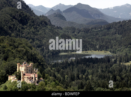 Vue sur le château de Schloss Hohenschwangau et le lac de Schwansee à Fuessen, Bavière, Allemagne, Europe Banque D'Images