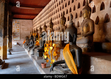 Les statues de Bouddha de la TVA, le plus vieux monastère de Sisaket, dans la capitale, Vientiane, Laos, Asie du sud-est Banque D'Images