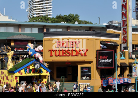 Le restaurant Ruby Tuesday et Fun House - Attraction sur Clifton Hill, Niagara, Canada Banque D'Images