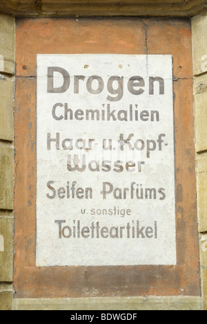 Vieille enseigne d'une pharmacie d'articles de toilette gratuits, produits chimiques et médicaments, Besigheim, Bade-Wurtemberg, Allemagne, Europe Banque D'Images