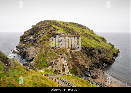 Vue sur la presqu'île avec le reste du château de Tintagel, en Cornouailles, Angleterre, Royaume-Uni, Europe Banque D'Images