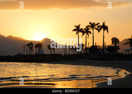 Plage dans la soirée, phare, montagnes, les palmiers, l'humeur romantique, Olongapo City, Subic Bay, l'île de Luzon, Philippines, de sorte Banque D'Images