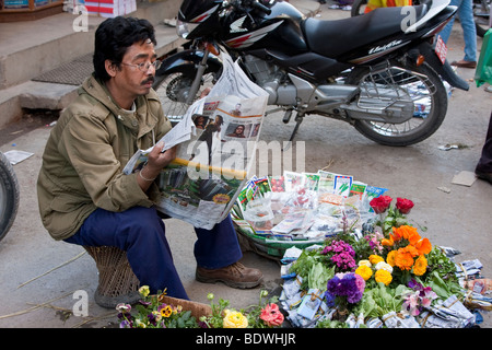 Katmandou, Népal. Vendeur népalais des fleurs et des graines de fleurs, centre-ville de trottoir marché. Banque D'Images