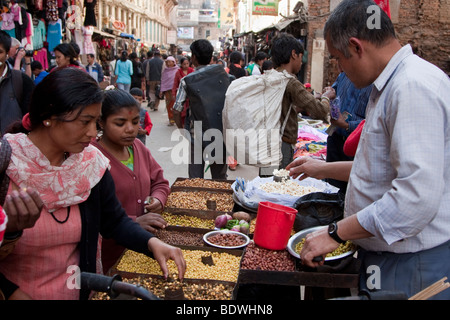 Katmandou, Népal. Un homme vend pop corn et écrous pour les clients, le centre-ville de Katmandou. Banque D'Images