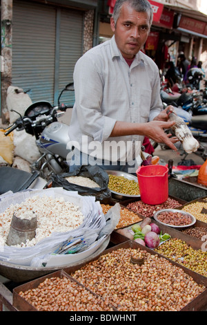 Katmandou, Népal. Un homme vend pop corn et écrous pour les clients, le centre-ville de Katmandou. Banque D'Images