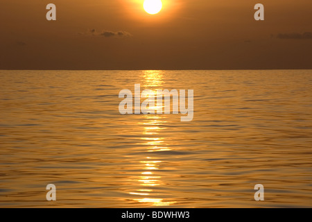 Coucher de soleil sur une mer calme, Saint Pierre et Saint Paul's Rocks, le Brésil, l'Océan Atlantique Banque D'Images