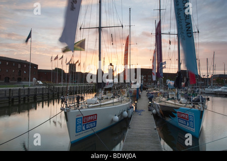 Yachts amarrés dans la marina de Hull avant le début de la Clipper Round the World Yacht Race 09-10 au lever du soleil. Banque D'Images