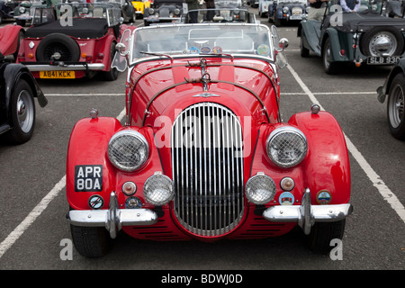 Voiture de sport rouge Morgan vue avant les célébrations du centenaire à l'Hippodrome de Cheltenham UK Août 2009 Banque D'Images