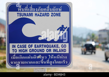 Tsunami Warning sign on road montrant des voies d'évacuation, les itinéraires d'évacuation, Khao Lak, Phuket, Thailande, Asie Banque D'Images