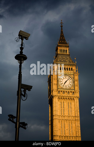 Big Ben et les caméras de sécurité, en pleine tempête et ciel nuageux et la météo, Londres, Angleterre, au coucher du soleil. Se concentrer sur des caméras de sécurité. Banque D'Images