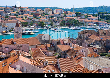 Dominant les toits de Trogir à partir de l'hôtel Campanile, clocher de la cathédrale Saint-laurent vers la marina, Trogir, dans le Nord de la D Banque D'Images