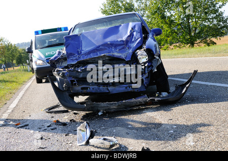 L'épave d'un VW Polo après un grave accident de voiture, une voiture de police derrière pour sécuriser le site de l'accident, Gaertringen, Baden-Wuerttember Banque D'Images