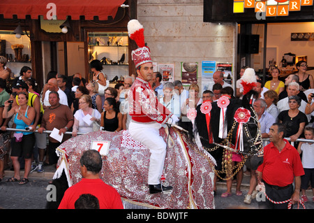 Street procession, Cavalcata di Sant'Oronzo, Piazza della Liberta, Vieille Ville, Ostuni, Brindisi Province, Région des Pouilles, Italie Banque D'Images