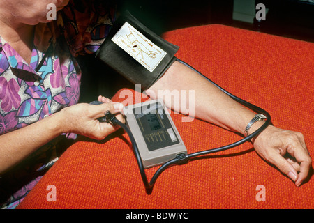 Brassard de santé hôpital Médecin Infirmière bureau mesure automatique des paramètres vitaux moniteur auto lire Banque D'Images