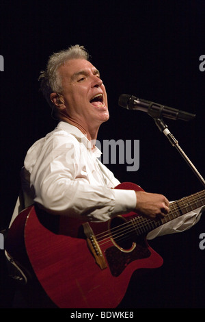 BUDAPEST-Juillet 16 : David Byrne sur scène à Millenaris, 16 juillet 2009 à Budapest, Hongrie Banque D'Images